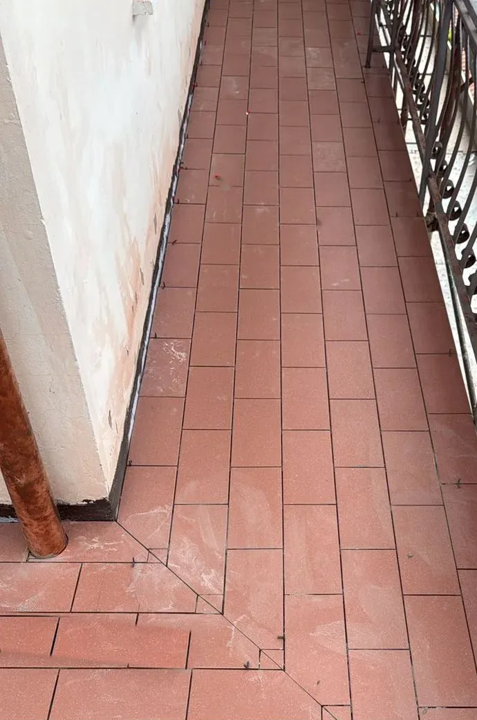 Balcone con nuova pavimentazione in cotto e ringhiera in ferro