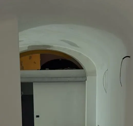 Dettaglio della volta e dell'arco sul fondo dell'ambiente ristrutturato
