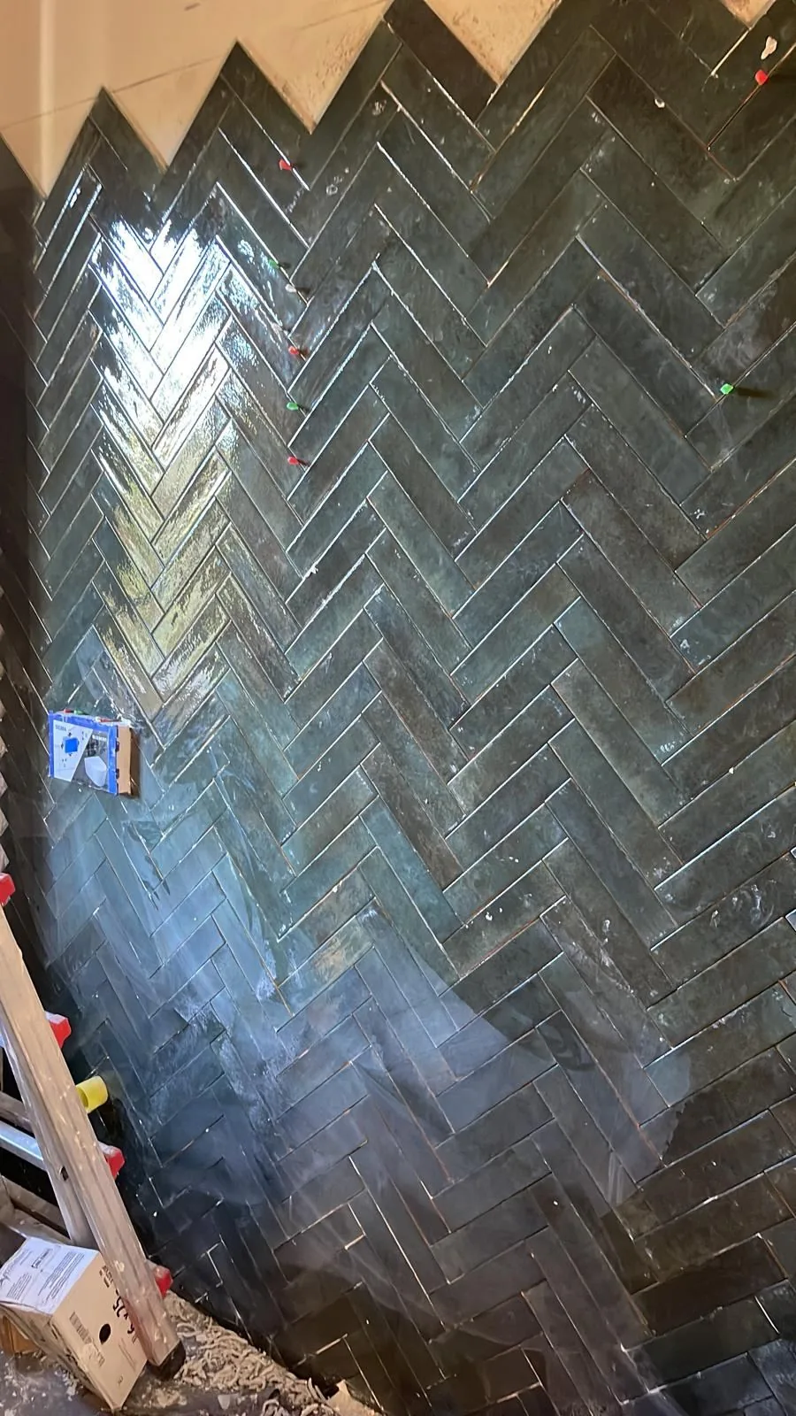 Rivestimento a spina di pesce in piastrelle smaltate verdi