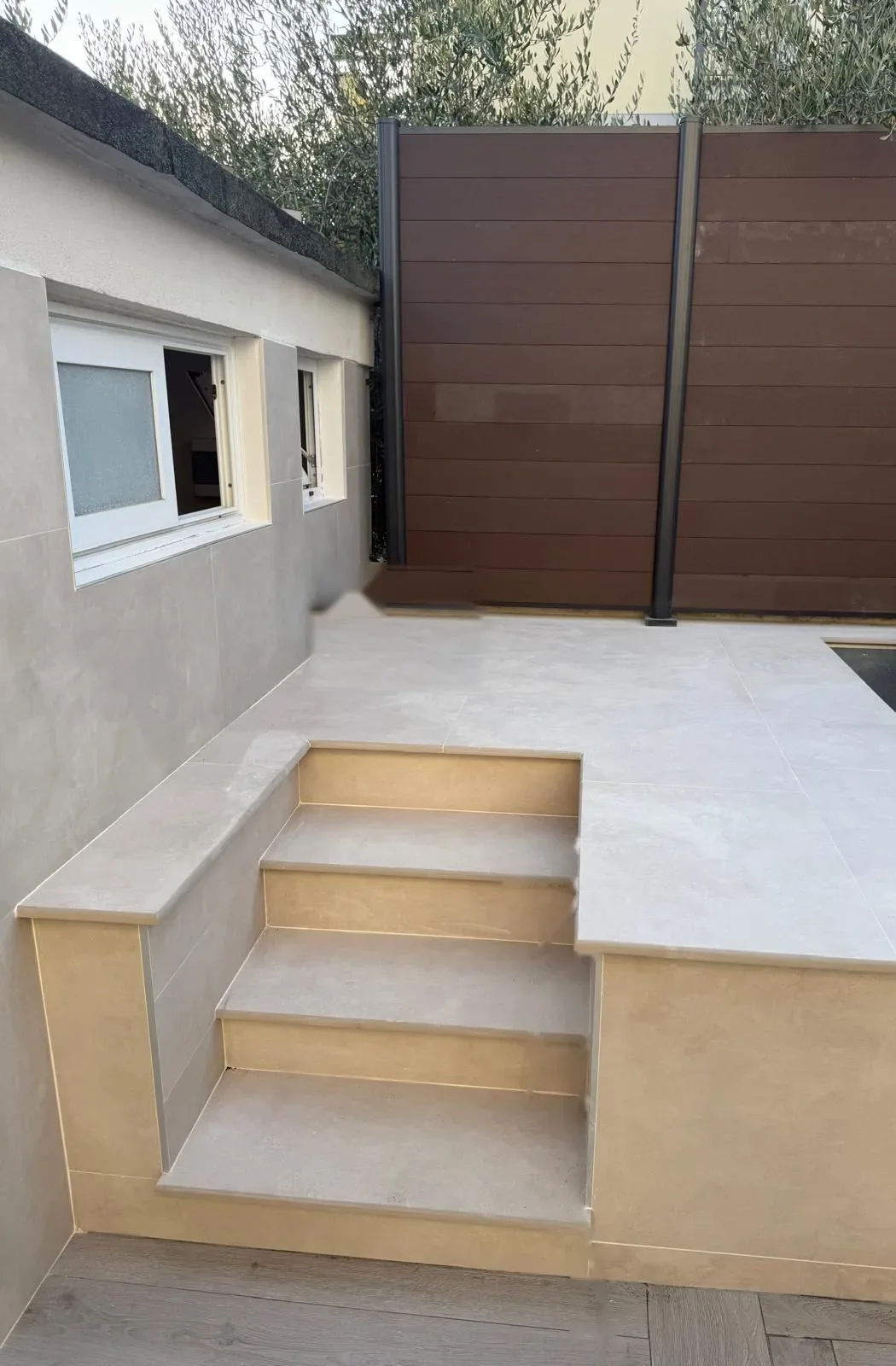 Scala esterna e terrazza rivestite in gres color pietra